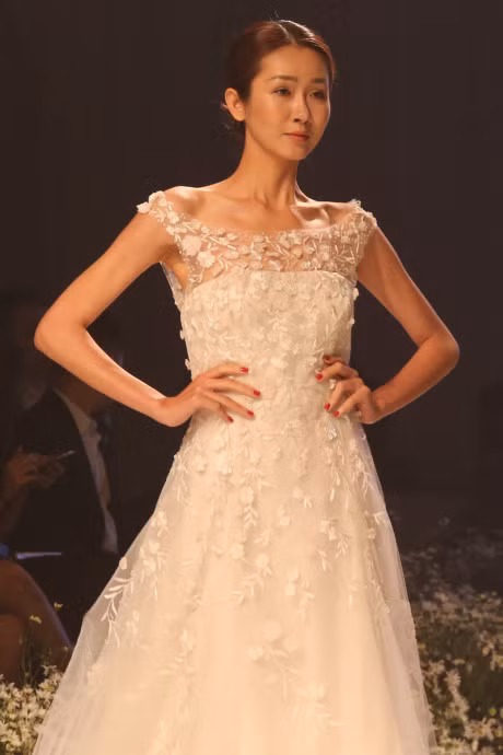 Phuong Mai gay chu y voi dam hoa tiet la - Anh 6