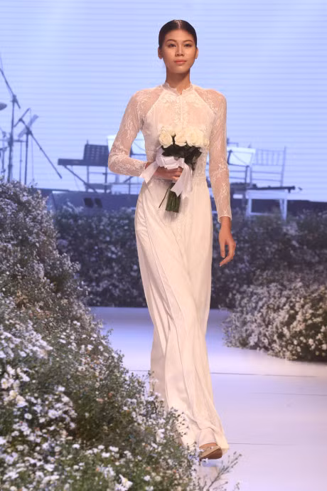 Phuong Mai gay chu y voi dam hoa tiet la - Anh 9