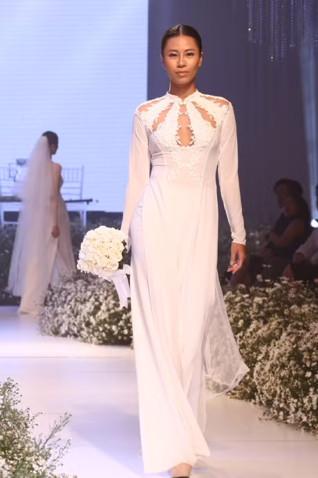 Phuong Mai gay chu y voi dam hoa tiet la - Anh 5