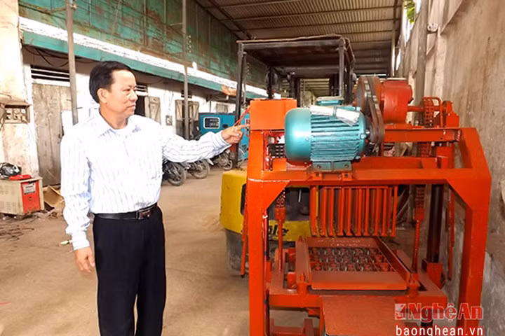 Lãnh đạo công ty đón nhận Bằng khen của Chủ tịch UBND tỉnh.