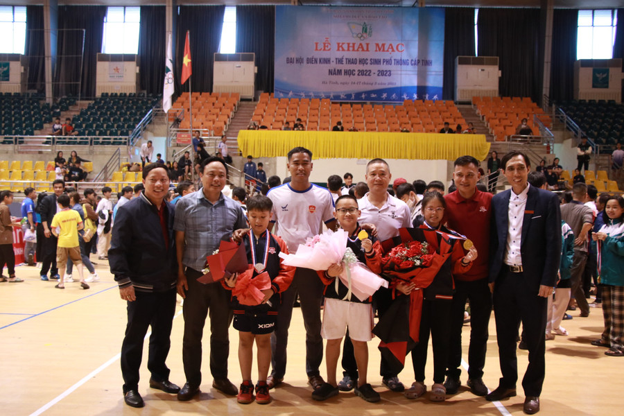 BGH trường Hội nhập quốc tế iSchool Hà Tĩnh tặng hoa chúc mừng các học sinh đạt giải cao.