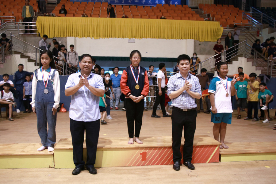 Em Lê Ngọc Minh Trang – lớp 4A2 giành huy chương Vàng nội dung bơi ếch nữ.