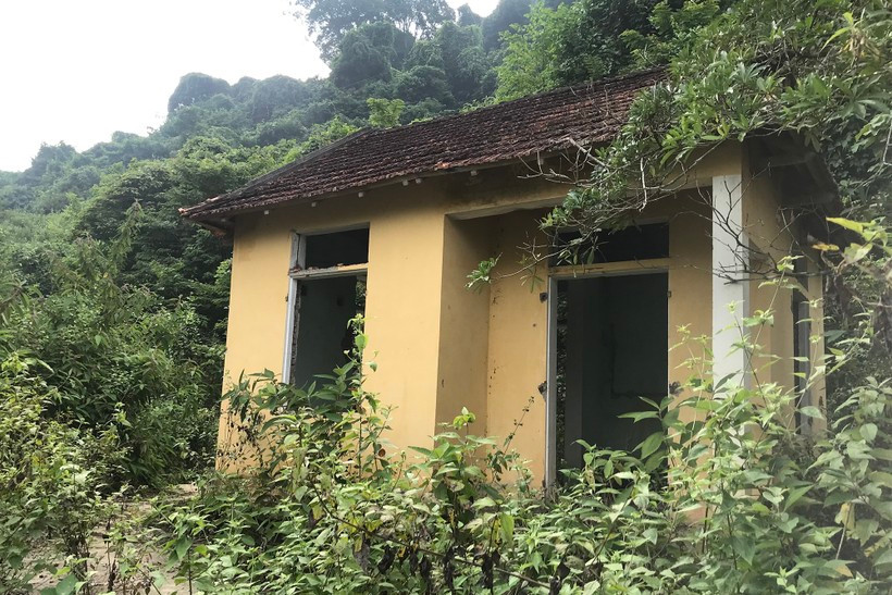 Một ngôi nhà bỏ hoang tại khu tái định cư Khe Ò. Ảnh: Thành Tâm