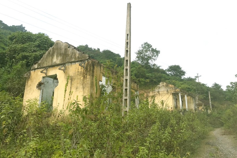 Đường vào khu tái định cư Khe Ò cỏ dại mọc um tùm, hàng chục ngôi nhà và công trình nhà văn hóa bị bỏ hoang. Ảnh: Thành Tâm.