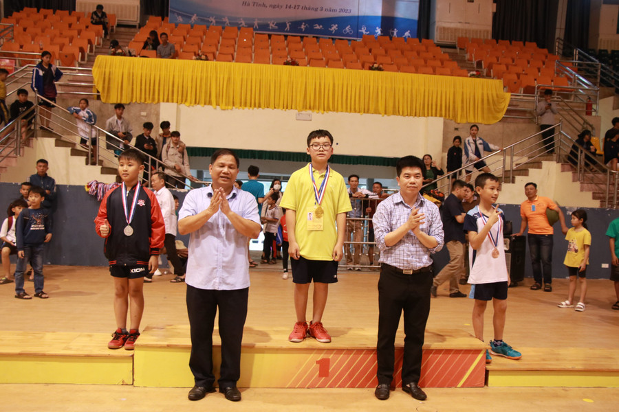 Em Dương Vũ Nhật Khoa – lớp 5A1 giành huy chương Bạc môn bóng bàn nam khối Tiểu học