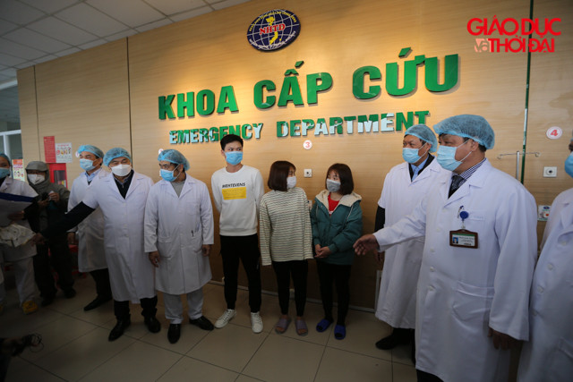 TS Phạm Ngọc Thạch, Giám đốc BV Bệnh nhiệt đới Trung ương cho biết, 3 bệnh nhân được xuất viện thuộc nhóm 8 công nhân trở về từ Vũ Hán. Cả 3 đều sống tại Vĩnh Phúc, trong đó có nữ bệnh nhân N.T.D, 23 tuổi ở huyện Bình Xuyên, Vĩnh Phúc. Đây là bệnh nhân đã lây bệnh cho mẹ, em gái, dì ruột và một người hàng xóm.