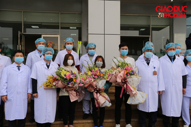 Thay mặt 3 bệnh nhân, bệnh nhân T.C.P. bày tỏ lời cảm ơn đến các nhân viên y tế Bệnh viện Bệnh Nhiệt đới Trung ương đã nhiệt tình chăm sóc, điều trị cho 3 bệnh nhân để hôm nay cả 3 bệnh nhân đều được khỏe mạnh ra viện.