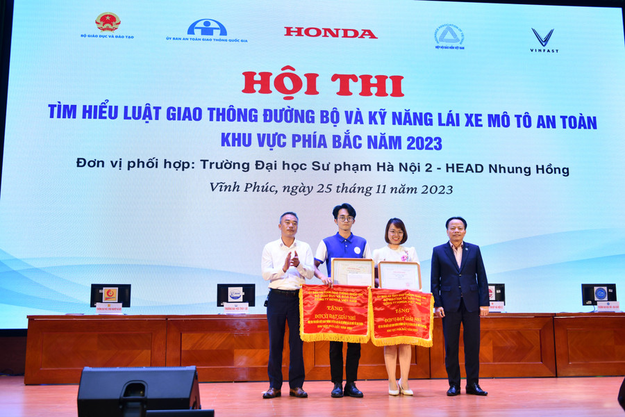 2 giải Nhì thuộc về trường ĐH Mỏ Địa chất Hà Nội và trường ĐH Sư Phạm Hà Nội 2. 2 giải Nhì thuộc về trường ĐH Mỏ Địa chất Hà Nội và trường ĐH Sư Phạm Hà Nội 2.