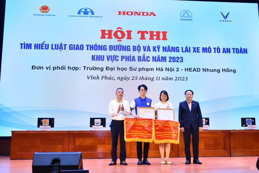 2 giải Nhì thuộc về trường ĐH Mỏ Địa chất Hà Nội và trường ĐH Sư Phạm Hà Nội 2.