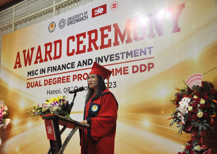 TS Trịnh Thanh Huyền báo cáo tại buổi lễ.