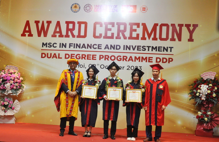 Nhân dịp này, nhiều sinh viên được vinh danh, khen thưởng.