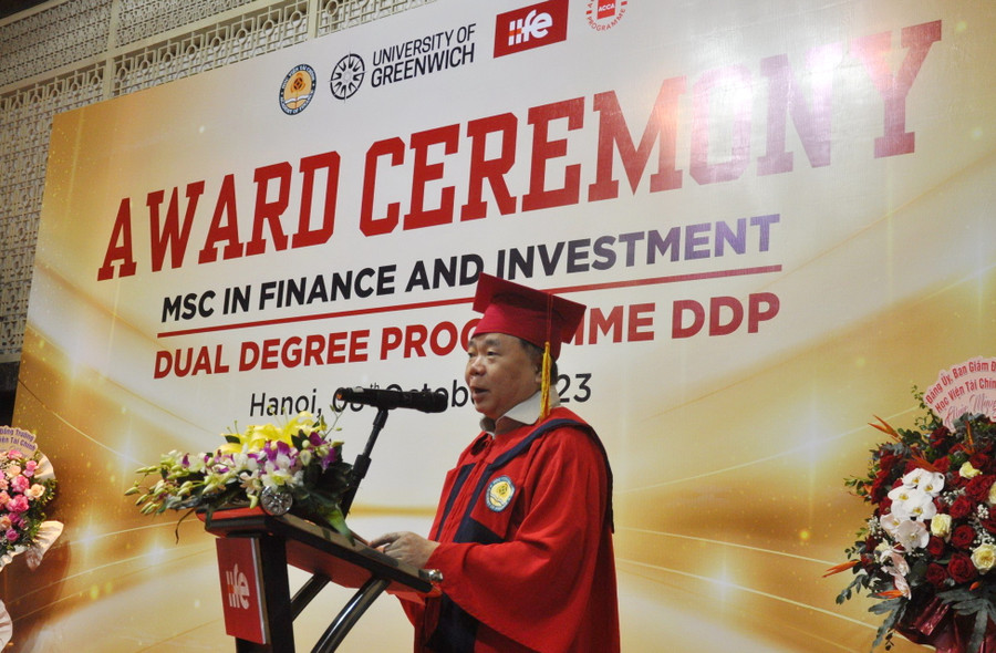 PGS.TS Nguyễn Trọng Cơ phát biểu tại lễ trao bằng tốt nghiệp cho tân ThS, cử nhân của Viện Đào tạo quốc tế (Học viện Tài chính).