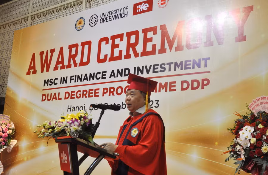 PGS.TS Nguyễn Trọng Cơ phát biểu tại lễ trao bằng tốt nghiệp cho tân ThS, cử nhân của Viện Đào tạo quốc tế (Học viện Tài chính).