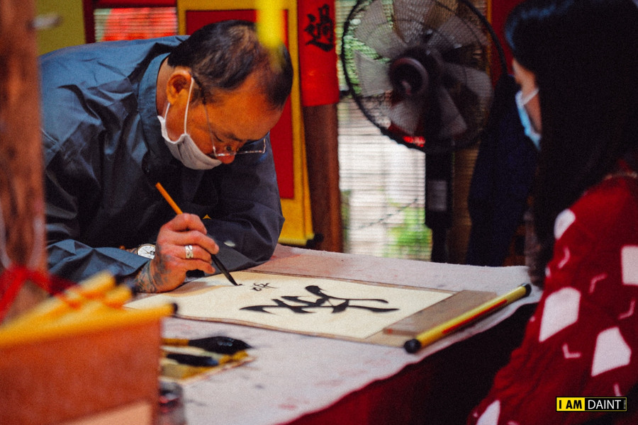 Hà Nội: Đầu năm xin chữ qua tấm chắn để phòng, chống Covid-19 ảnh 4