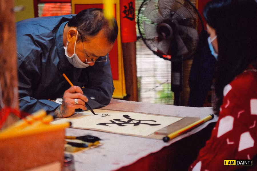 Hà Nội: Đầu năm xin chữ qua tấm chắn để phòng, chống Covid-19 ảnh 4