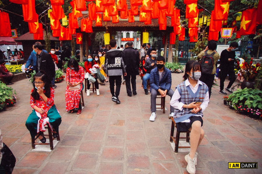 Tại Hồ Văn-Văn Miếu, việc xin chữ đầu năm được diễn ra từ ngày 5/2 nhưng không tổ chức khai mạc, tất cả ông đồ bắt buộc phải đeo khẩu trang, thậm chí bàn có tấm kính chắn để đảm bảo an toàn khi thực hiện việc cho chữ trong dịp Tết này.