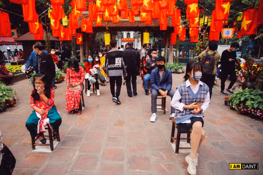 Tại Hồ Văn-Văn Miếu, việc xin chữ đầu năm được diễn ra từ ngày 5/2 nhưng không tổ chức khai mạc, tất cả ông đồ bắt buộc phải đeo khẩu trang, thậm chí bàn có tấm kính chắn để đảm bảo an toàn khi thực hiện việc cho chữ trong dịp Tết này.