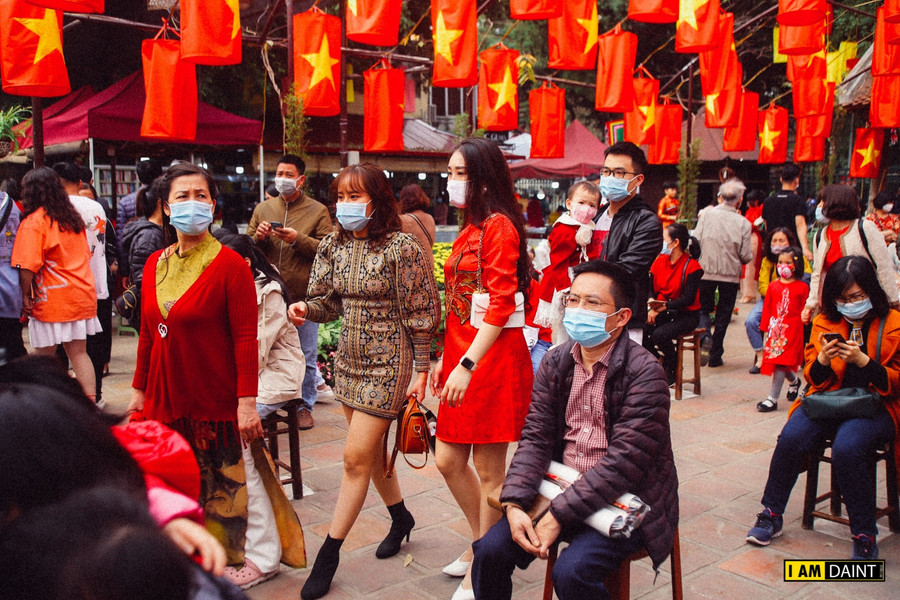 Trong sáng ngày hôm nay ( mồng 2 Tết) lượng khách đến xin chữ đầu năm khá đông.