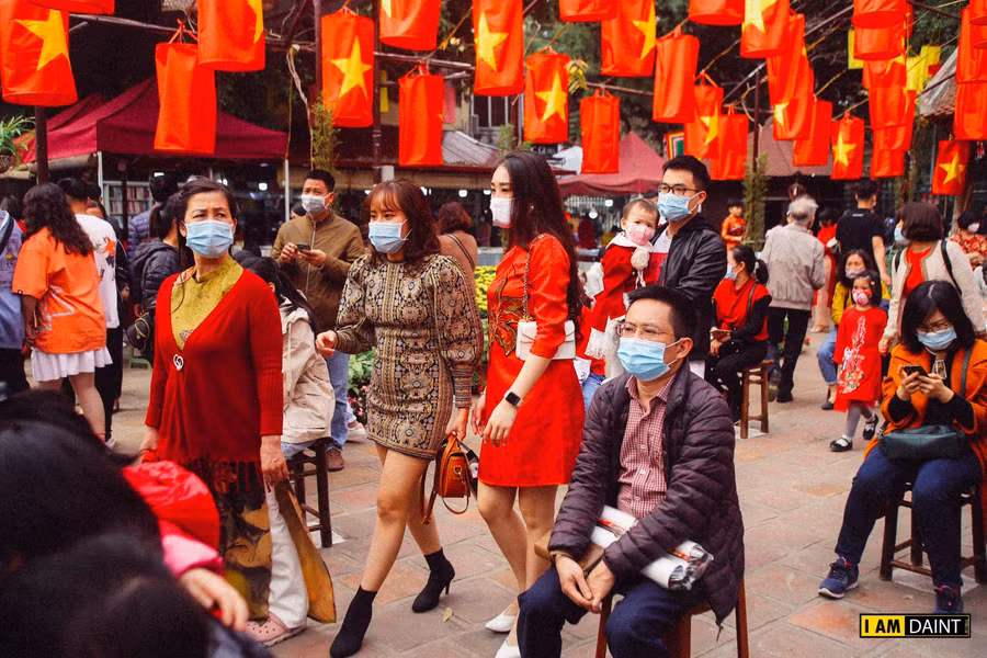 Trong sáng ngày hôm nay ( mồng 2 Tết) lượng khách đến xin chữ đầu năm khá đông.