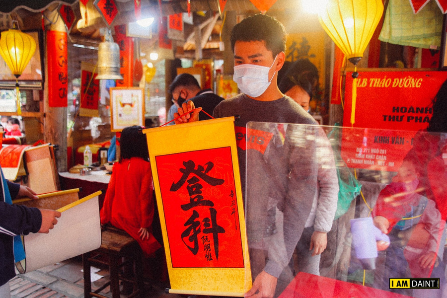 Hà Nội: Đầu năm xin chữ qua tấm chắn để phòng, chống Covid-19 ảnh 9