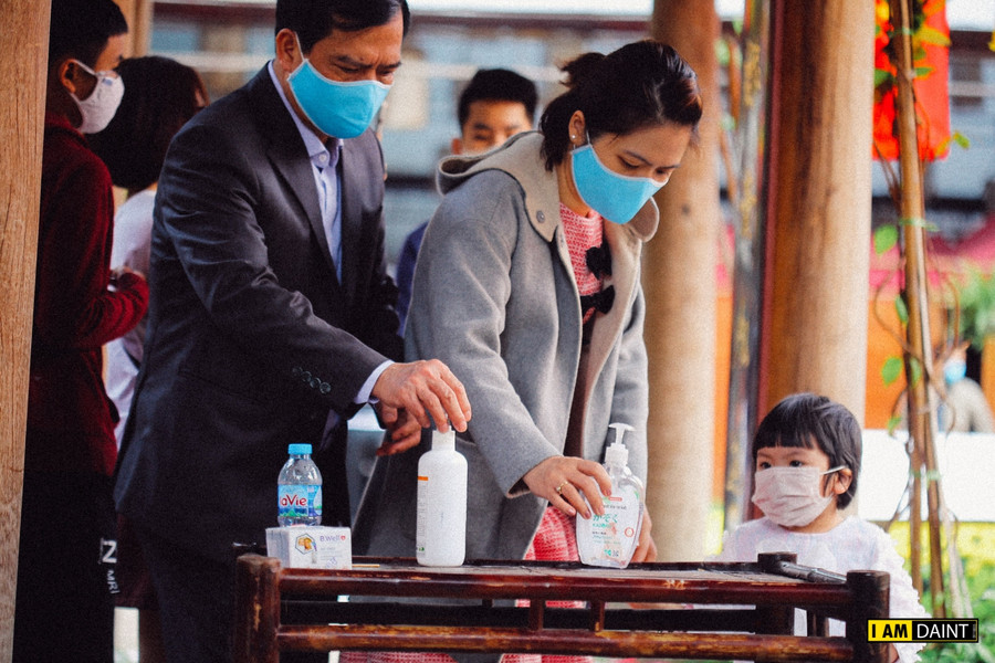 Ngay tại ngoài cổng, khẩu trang, dung dịch rửa tay đã được đặt sẵn để phục vụ sát khuẩn cho khách.