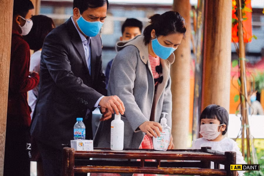 Ngay tại ngoài cổng, khẩu trang, dung dịch rửa tay đã được đặt sẵn để phục vụ sát khuẩn cho khách.