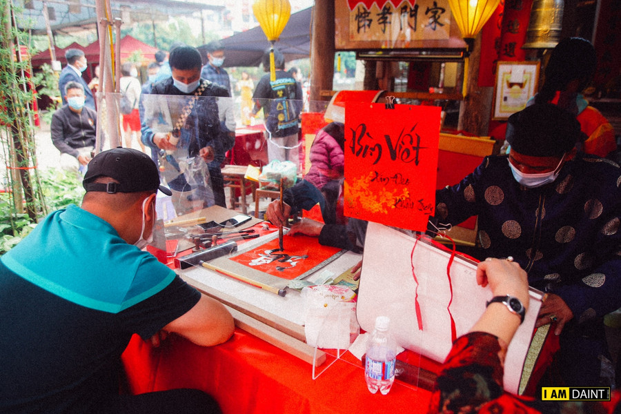 Năm nay là một năm đặc biệt, khi các ông đồ cũng như du khách đến phải đeo khẩu trang để vào xin chữ.