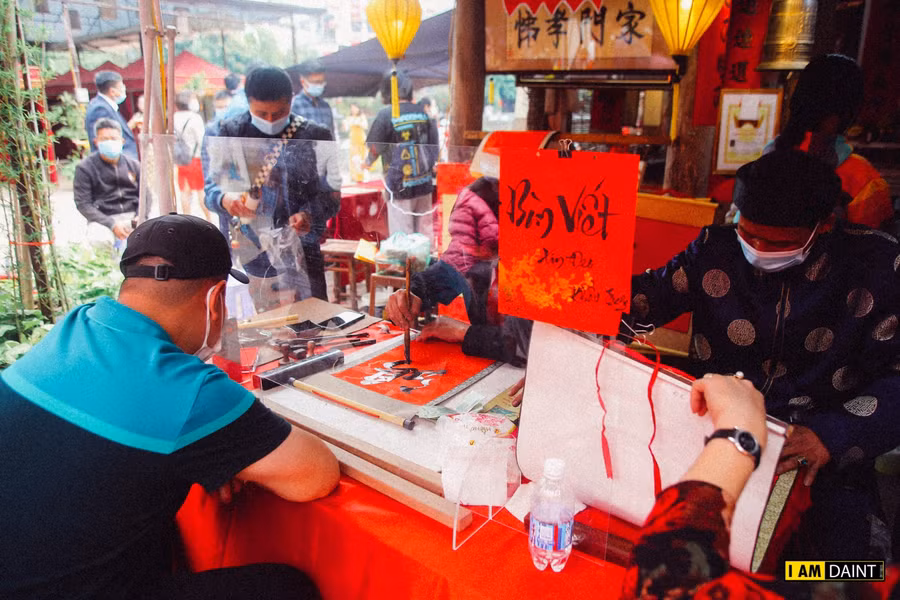 Năm nay là một năm đặc biệt, khi các ông đồ cũng như du khách đến phải đeo khẩu trang để vào xin chữ.