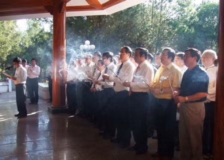 Các đồng chí lãnh đạo Đảng, Chính phủ, lãnh đạo Bộ GD-ĐT, lãnh đạo các Bộ ban ngành và lãnh đạo tỉnh Hà Tĩnh dâng hương tại Đài tưởng niệm TNXP toàn quốc 