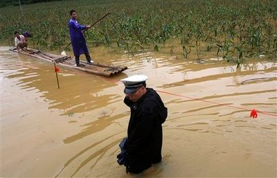 Mưa lớn làm ngập các khu vực trồng cây hoa màu ở Luocheng