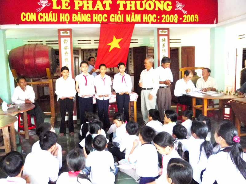 HS giỏi được nhận phần thưởng của Hội khuyến học học họ Đặng HS giỏi được nhận phần thưởng của Hội khuyến học học họ Đặng