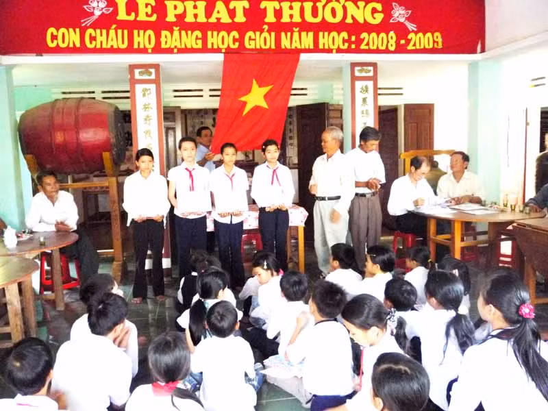 HS giỏi được nhận phần thưởng của Hội khuyến học học họ Đặng