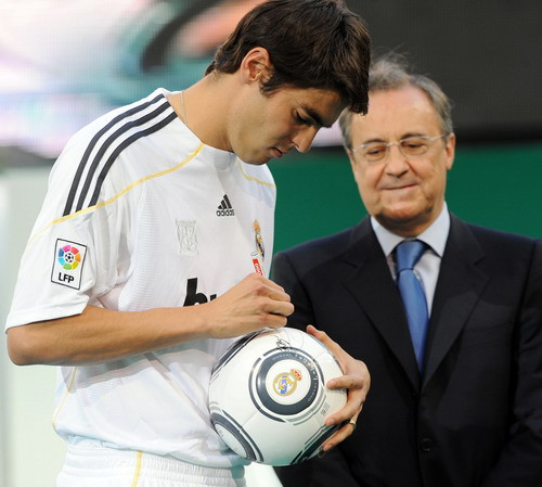 Ký tặng fan hâm mộ