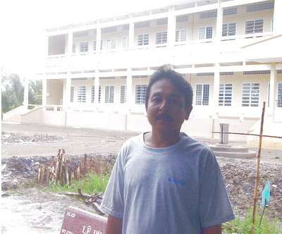 Anh Phạm Văn Việt bên Trường TH Phú Hữu III mà anh hiến đất xây dựng 
