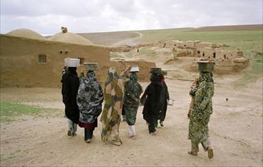 Dưới thời Taliban (1996-2001), phụ nữ học đọc và viết là bất hợp pháp và có thể chịu hình phạt tử hình. Dưới thời Taliban (1996-2001), phụ nữ học đọc và viết là bất hợp pháp và có thể chịu hình phạt tử hình.