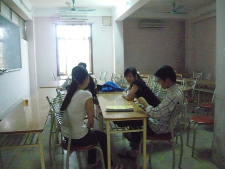 Theo lời chị Trinh, thí sinh có thể sử dụng phòng học này để ôn thi cả ngày lẫn đêm 