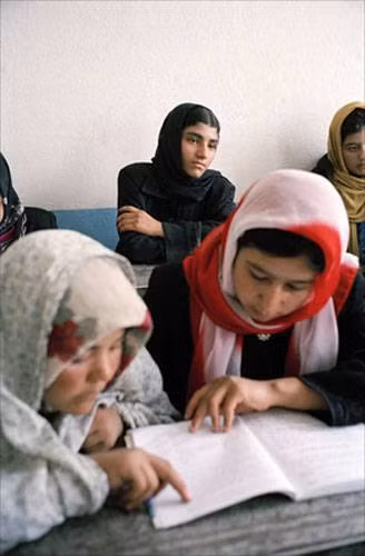 Ở Afghanistan hiện nay, việc GD cho nữ giới vẫn còn gặp rất nhiều rào cản, bao gồm những chống đối trong xã hội, thiếu cơ sở GD và sự nghèo đói - Tuy nhiên, ở Afghanistan hiện nay, việc GD cho nữ giới còn gặp rất nhiều rào cản, bao gồm những chống đối trong xã hội, thiếu cơ sở GD và sự nghèo đói