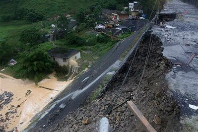 Đập của hồ chứa nước Kama bị hư hại do mưa lớn.