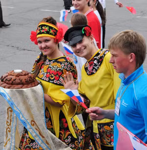 Thiếu niên Nga với bánh mì và muối đang đón chào HS Trung Quốc