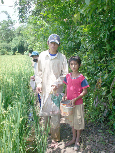 Đạt đi mò ốc, bắt cua với trẻ em trong xóm 
