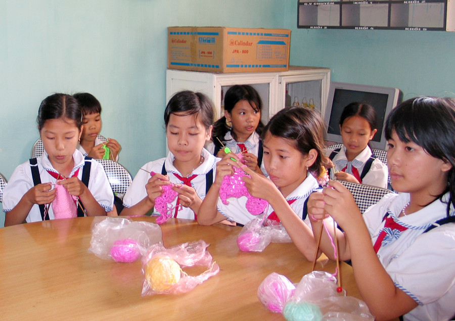 Học đan len trong giờ thủ công Học đan len trong giờ thủ công