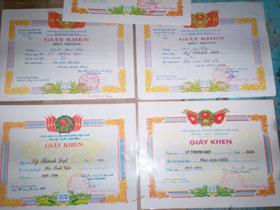 Những tấm giấy khen với nhiều danh hiệu học sinh giỏi