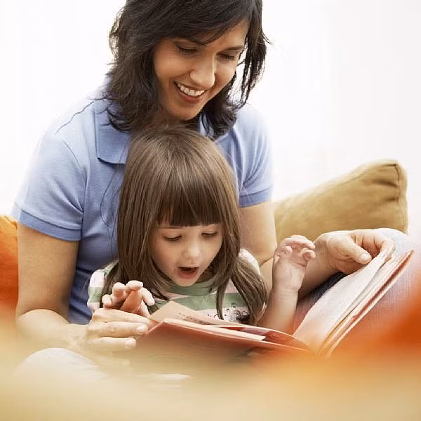 Mẹ cùng bé xem sách (Nguồn: i.ehow) Mẹ cùng bé xem sách (Nguồn: i.ehow)