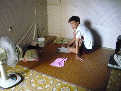 Với căn phòng như thế này, cha con em Côn sẵn sàng trả 700 ngàn/tháng chỉ vì gần địa điểm thi