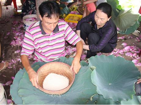 Sàng “gạo sen” để lọc bỏ những phần tạp chất trong quá trình bóc sen