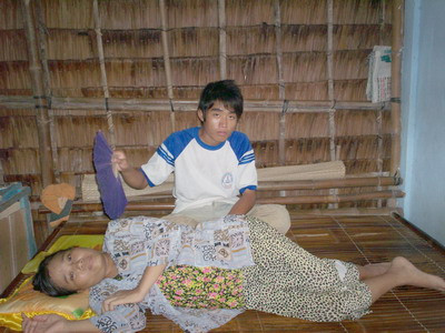 Đạt bên người mẹ đang mắc bệnh hiểm nghèo Đạt bên người mẹ đang mắc bệnh hiểm nghèo