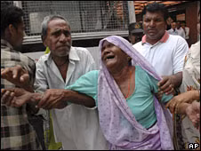 Một phụ nữ đau khổ khi có người thân qua đời vì rượu lậu