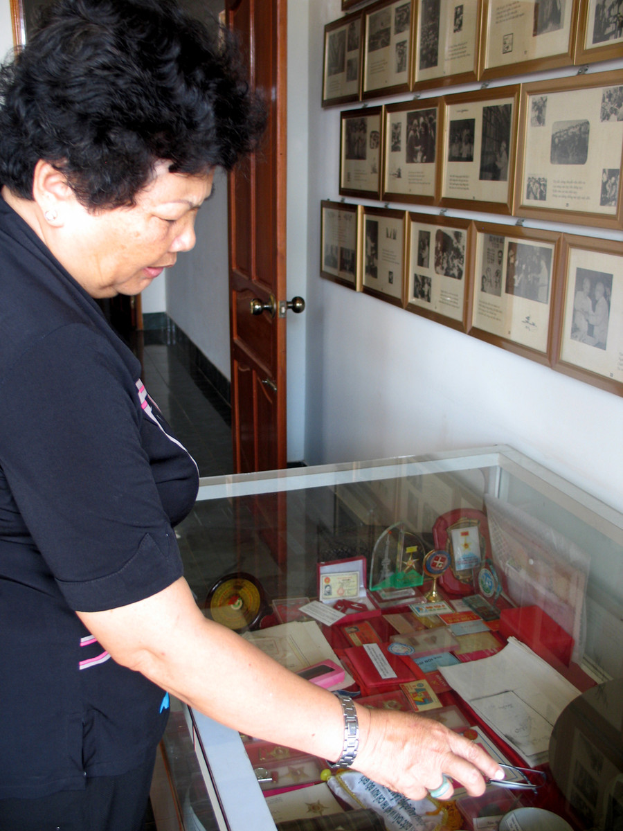 Bà Lưu Thị Thanh An đang giới thiệu những kỷ vật của đồng đội Bà Lưu Thị Thanh An đang giới thiệu những kỷ vật của đồng đội