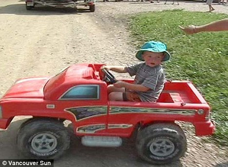 Jones cùng chiếc xe mà cậu yêu thích