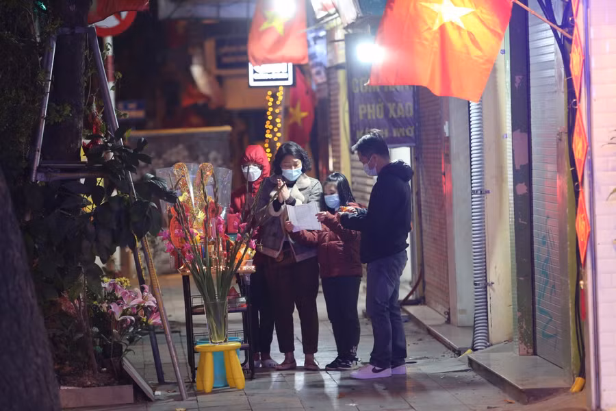 Nhiều gia đình Hà Nội cúng Giao thừa.